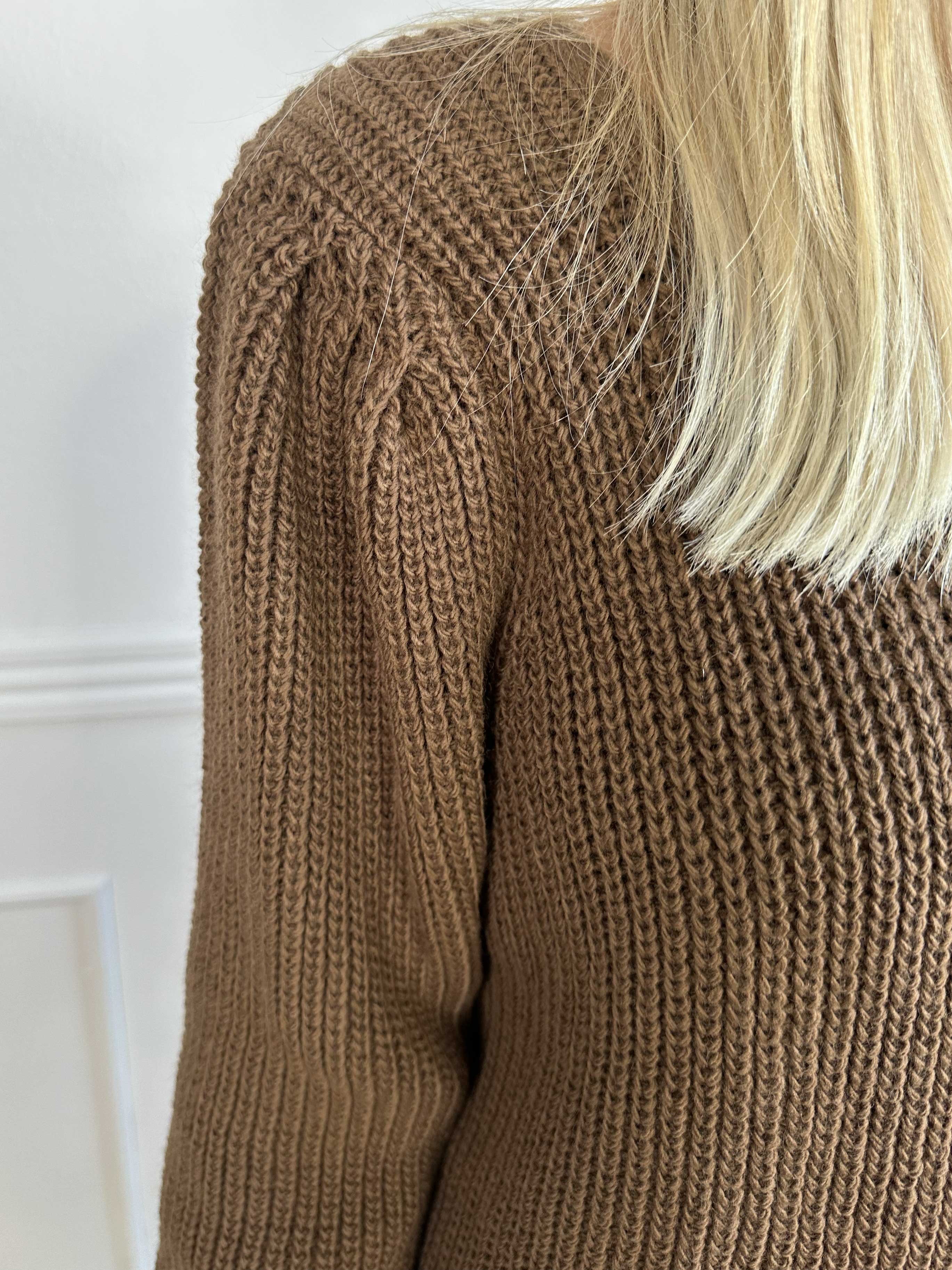 Dajana - Söt stickad klänning med ballongärmar